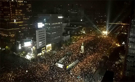 Protestas en Seúl Miles de coreanos celebran el fin de Año manifestando contra Park